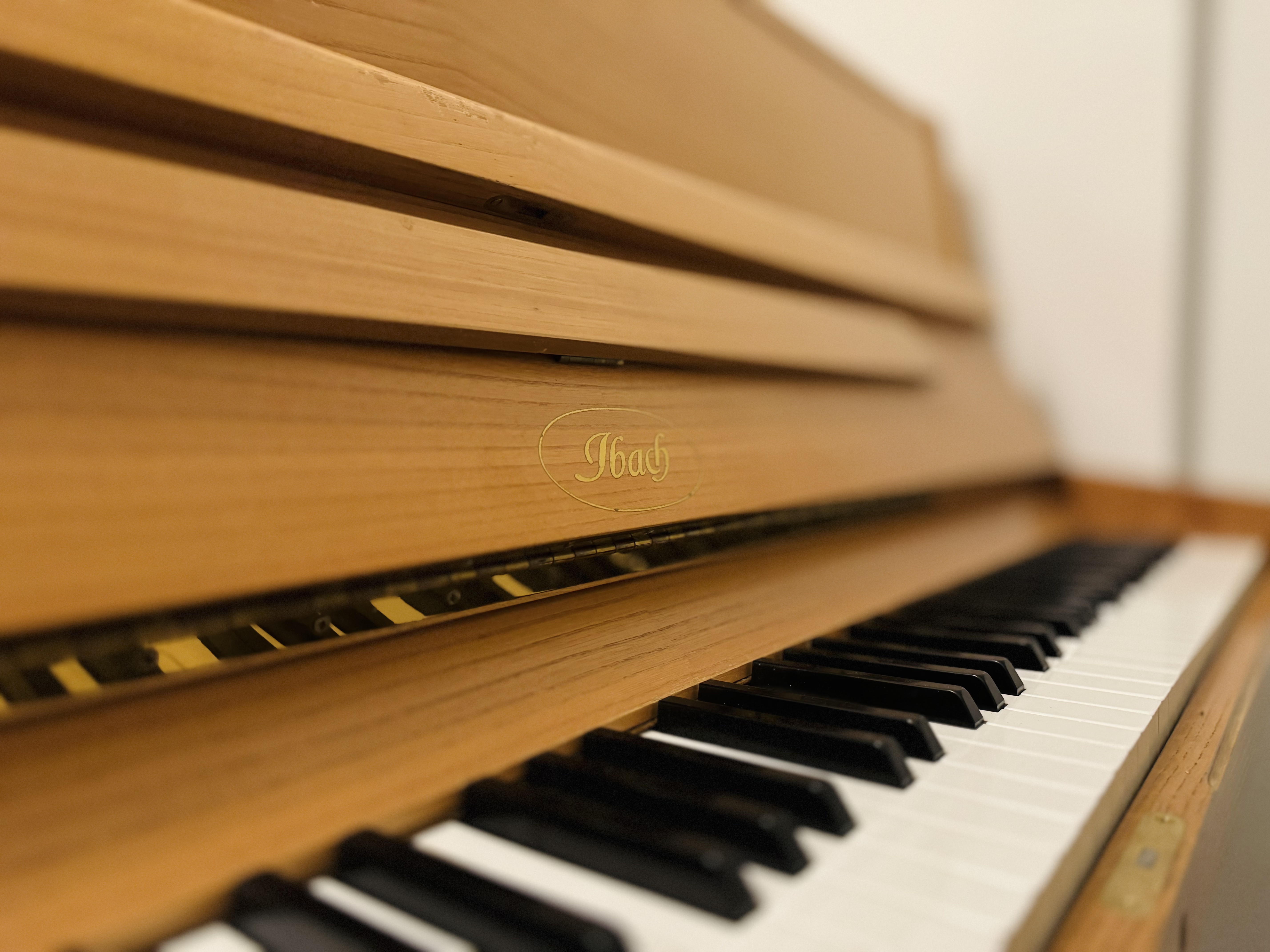 Noch nicht gelistet und neu eingetroffen, Kurzübersicht: Moderne, Mid-Century und elektronische Klaviere