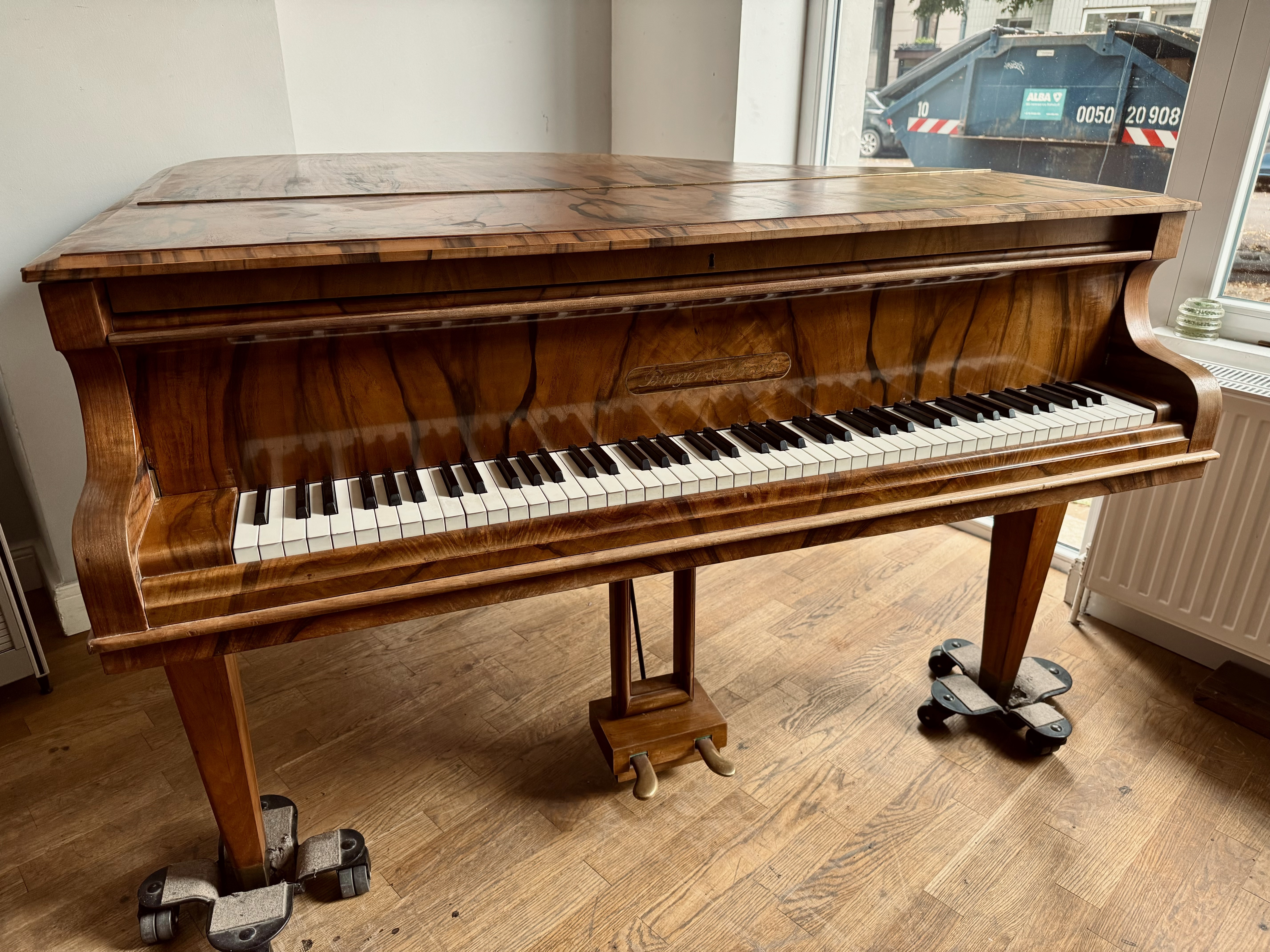 Flügel Burger und Jacobi, Wurzelholz