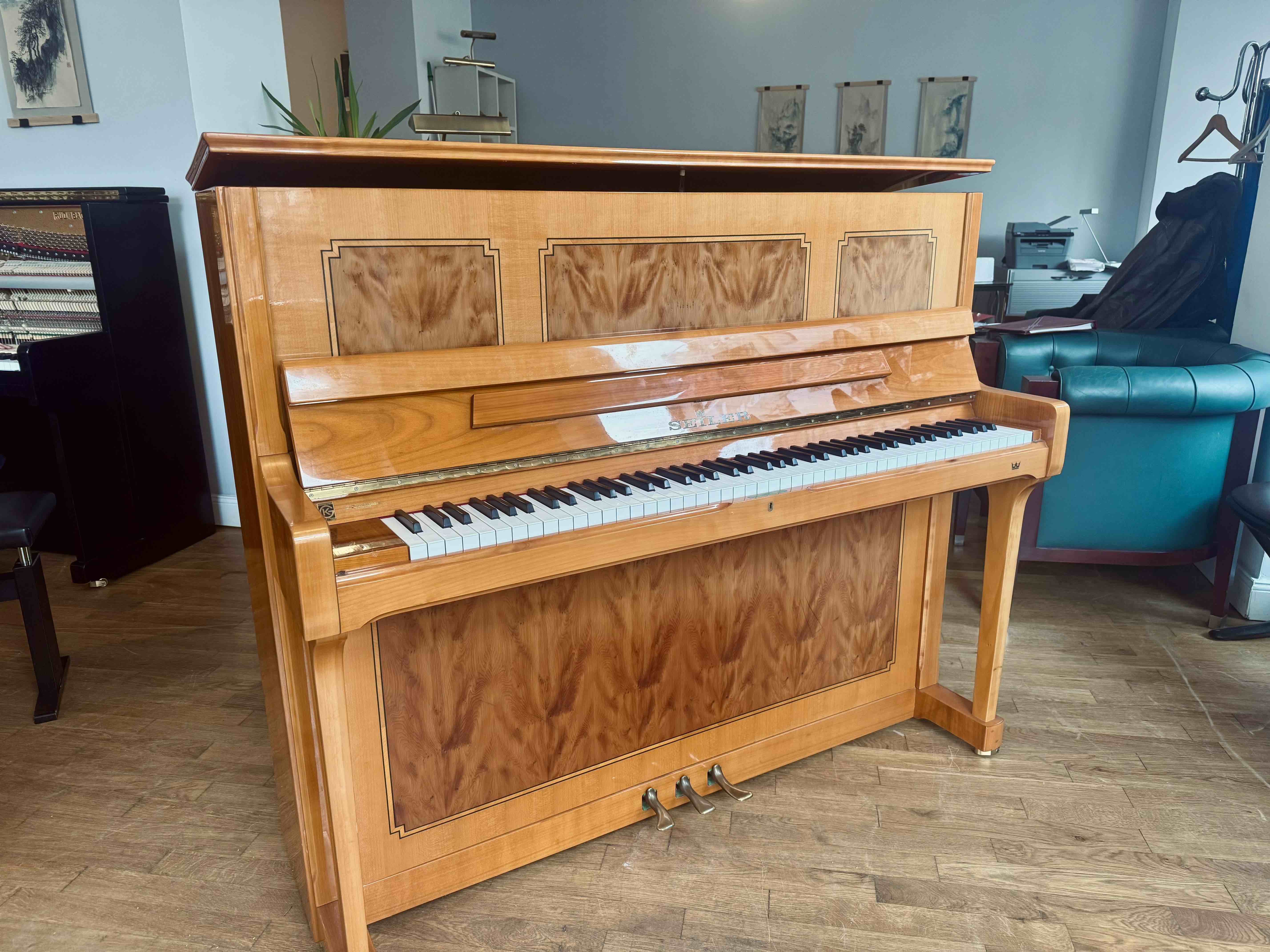 Klavier Seiler Primus 122 • Intarsie