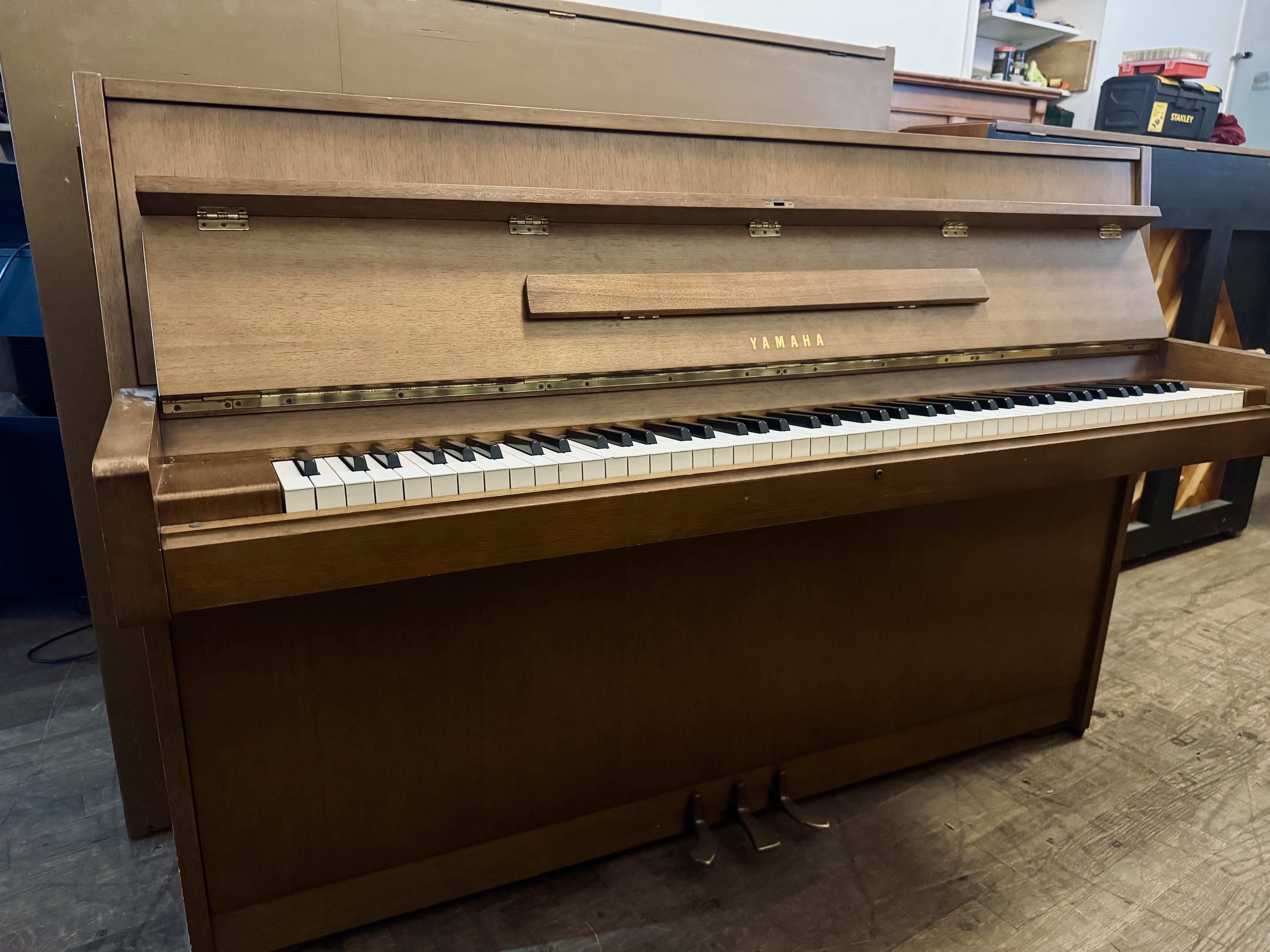 Klavier Yamaha 100